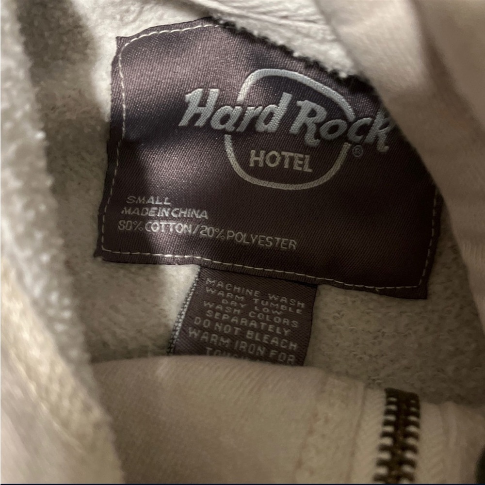 Zip up - Picture 3 of 3